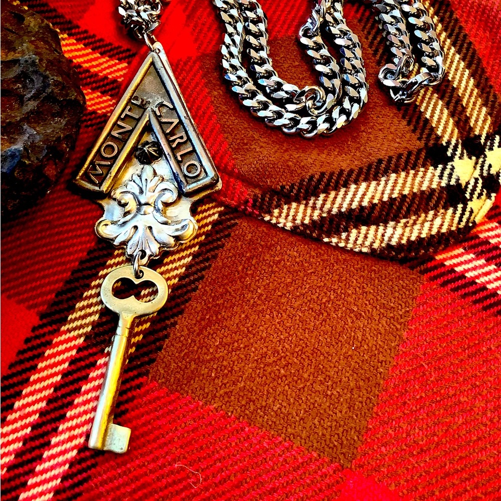 Car emblem necklace ( Monte Carlo)